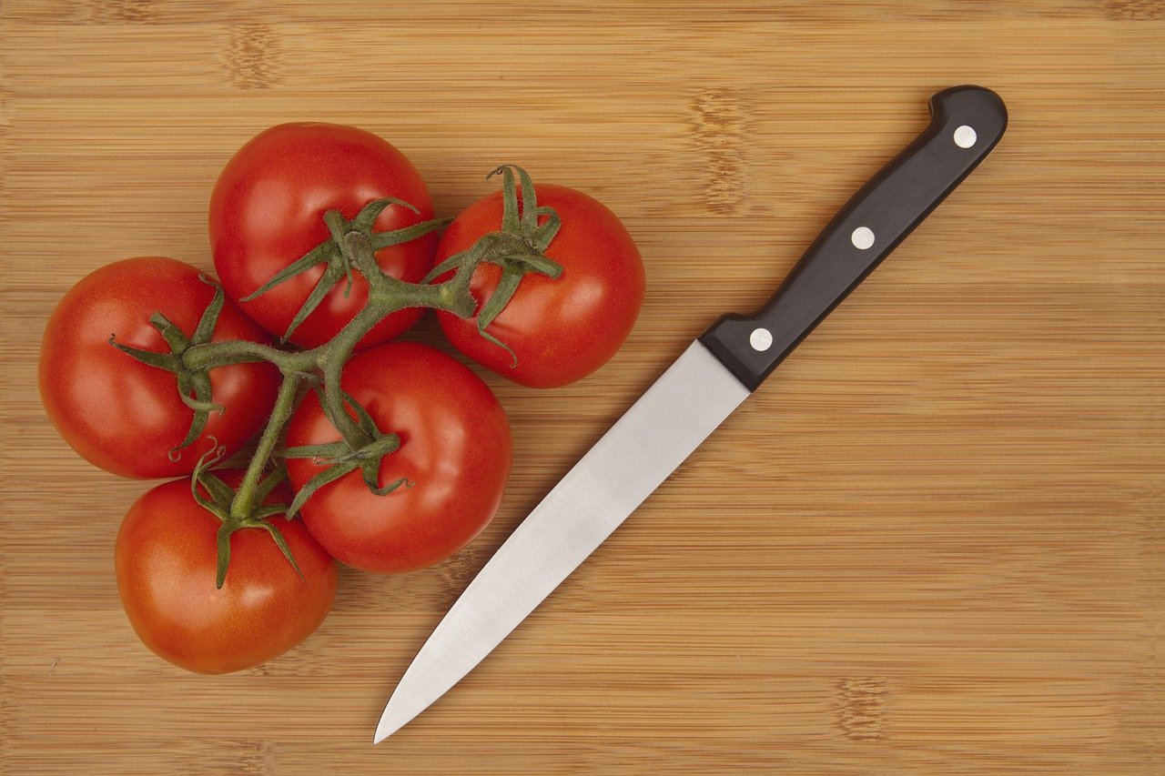 סכין ועגבניות