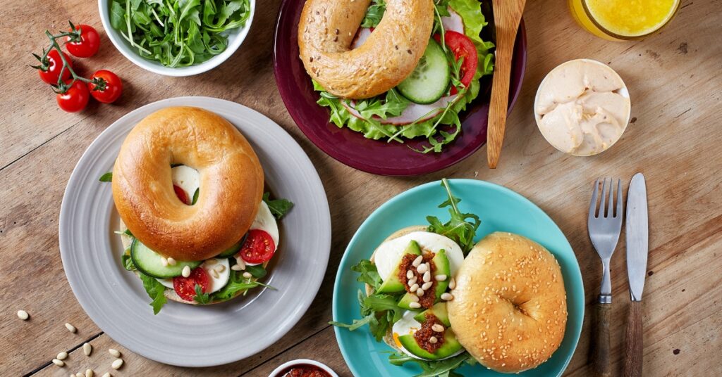 חבילת בייגלים וסלטים